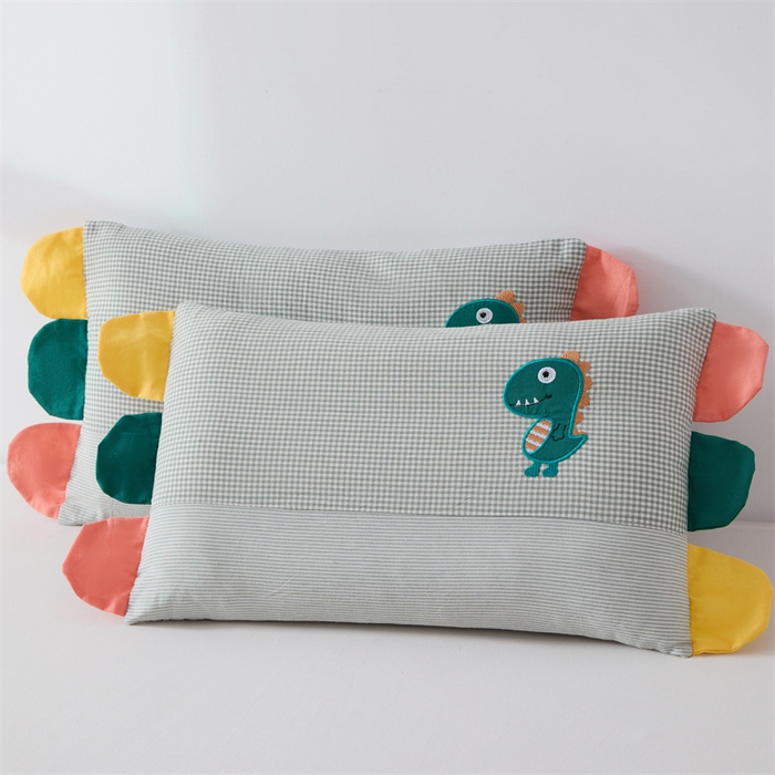 91家纺网 家纺一手货源 找家纺 大熊枕芯  2025新款贴布绣全棉水洗棉儿童荞麦枕 贴布绣-恐龙灰（枕套+羽丝绒内胆30*50cm）