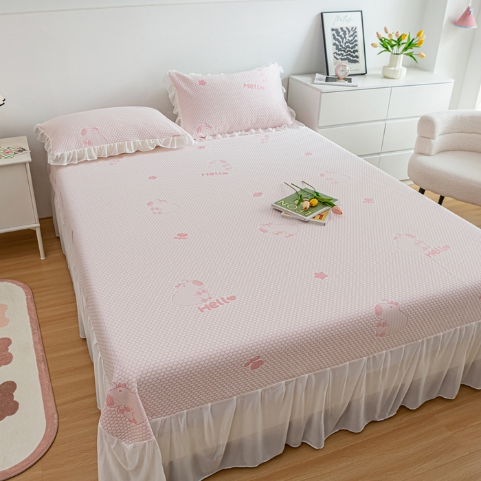 91家纺网 家纺一手货源 找家纺 春寻家纺 2025新款凉豆豆冰丝凉席席子-床裙款 卡皮巴拉-粉