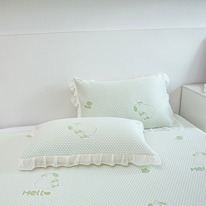 91家纺网 家纺一手货源 找家纺 春寻家纺 2025新款凉豆豆冰丝凉席席子-床裙款 卡皮巴拉-绿