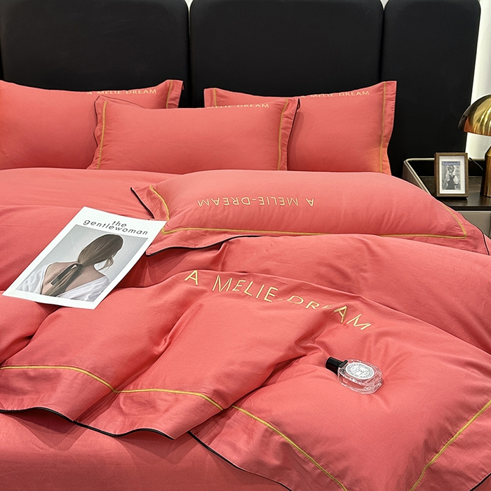 91家纺网 家纺一手货源 找家纺 宇彬家纺 2025新款直播热款13374全棉母婴级压线一字绣宽边枕套被套纯色滚边麻绳四件套贡缎新疆长绒 梦系列-宝石红