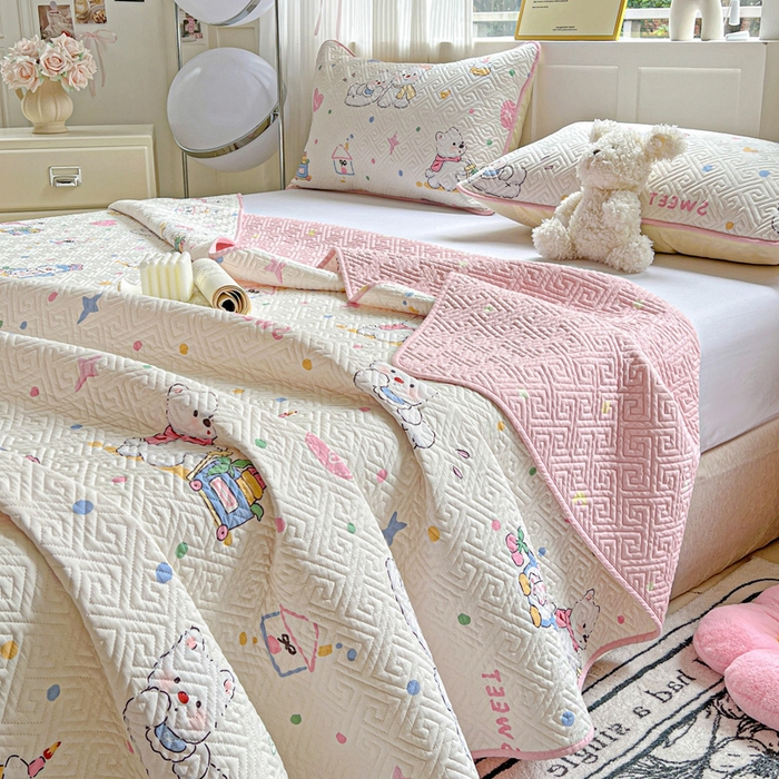 91家纺网 家纺一手货源 找家纺 羽爱家纺 2025新款A类双面全棉印花床盖套件 甜蜜伙伴