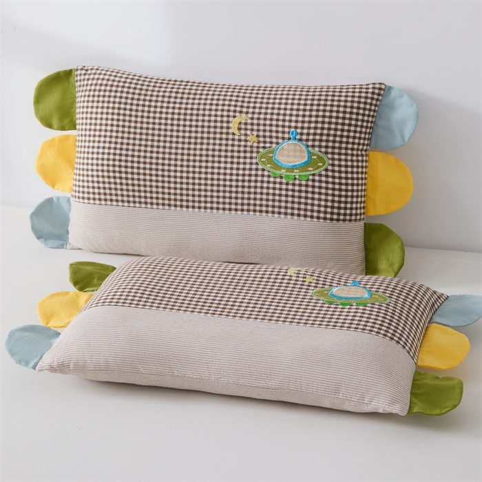 91家纺网 家纺一手货源 找家纺 大熊枕芯  2025新款贴布绣全棉水洗棉儿童荞麦枕 贴布绣-飞船（枕套+羽丝绒内胆30*50cm）