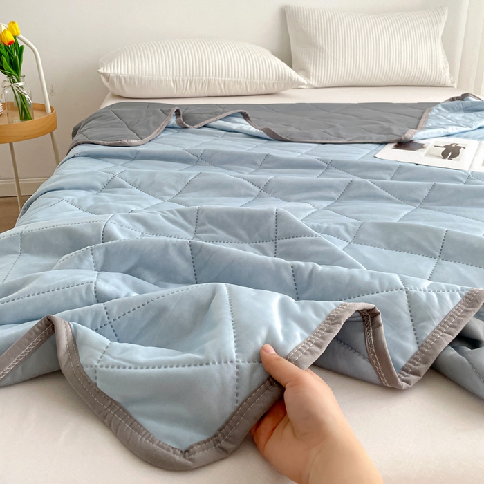 91家纺网 家纺一手货源 找家纺 富艺隆 2025新款纯色凉感丝夏被 浅天蓝