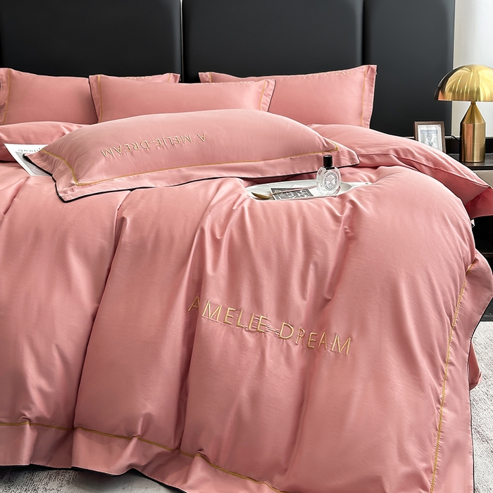 91家纺网 家纺一手货源 找家纺 宇彬家纺 2025新款直播热款13374全棉母婴级压线一字绣宽边枕套被套纯色滚边麻绳四件套贡缎新疆长绒 梦系列-奶油粉