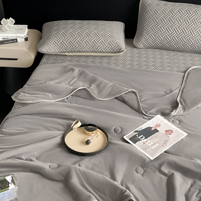 91家纺网 家纺一手货源 找家纺 欧邦 2025新款加厚纯色凉席四件套--凉席三件套 饼干花-深灰