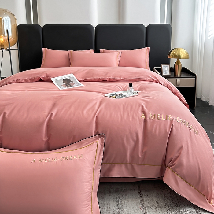 91家纺网 家纺一手货源 找家纺 宇彬家纺 2025新款直播热款13374全棉母婴级压线一字绣宽边枕套被套纯色滚边麻绳四件套贡缎新疆长绒 梦系列-奶油粉