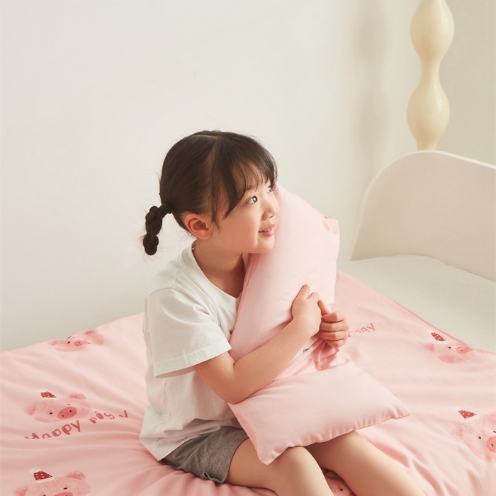 91家纺网 家纺一手货源 找家纺 艾佳宝贝 2025新款A类全棉纯棉儿童单枕套多尺寸可拆式枕头 乖巧萌猪