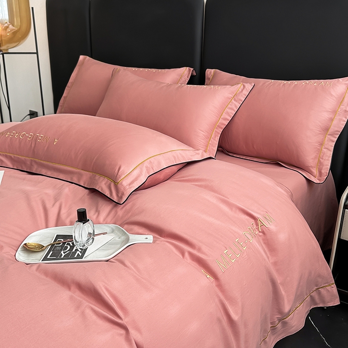 91家纺网 家纺一手货源 找家纺 宇彬家纺 2025新款直播热款13374全棉母婴级压线一字绣宽边枕套被套纯色滚边麻绳四件套贡缎新疆长绒 梦系列-奶油粉