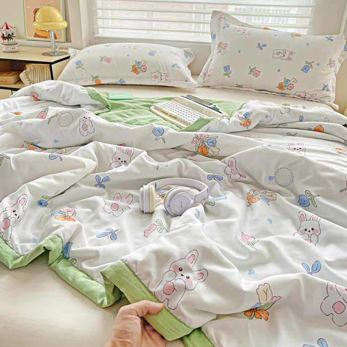 91家纺网 家纺一手货源 找家纺 富艺隆 2025新款水洗棉印花夏被 花园小兔