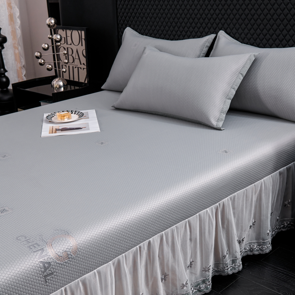 91家纺网 家纺一手货源 找家纺 青雅席业 2025年新款凉感因子母婴级凉感丝豆豆席床裙款 床裙香奈儿-灰