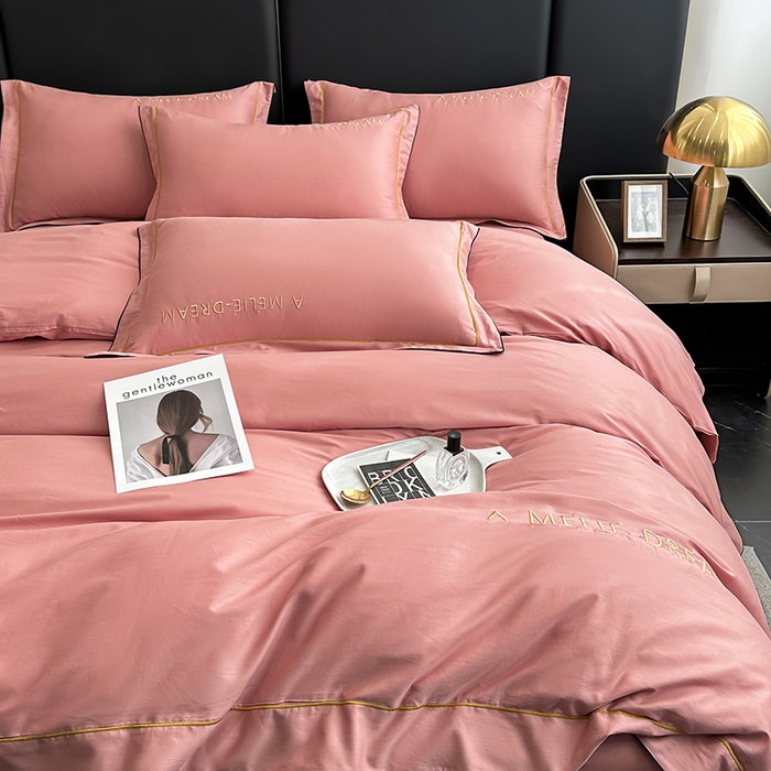 91家纺网 家纺一手货源 找家纺 宇彬家纺 2025新款直播热款13374全棉母婴级压线一字绣宽边枕套被套纯色滚边麻绳四件套贡缎新疆长绒 梦系列-奶油粉