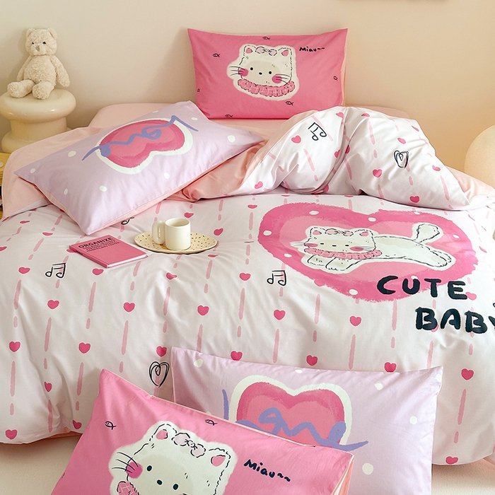 91家纺网 家纺一手货源 找家纺 2025新款全棉大版卡通数码印花纯棉四件套 爱心猫