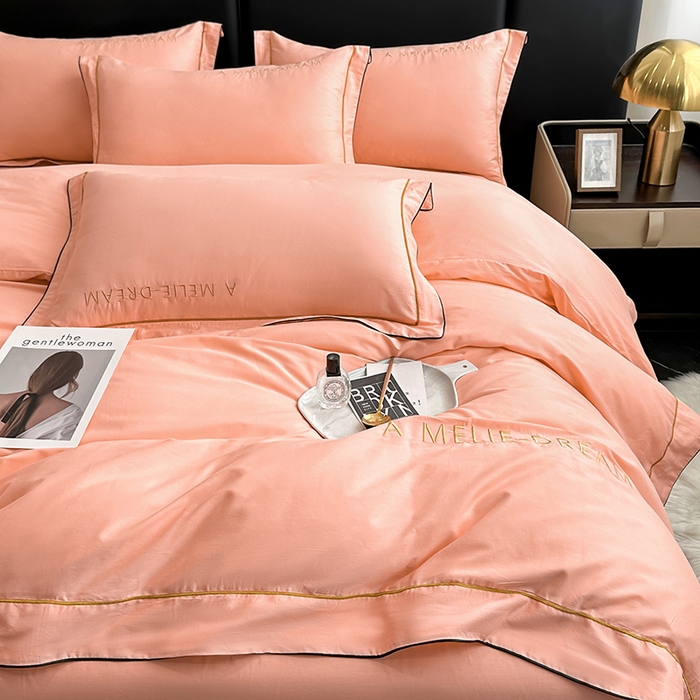 91家纺网 家纺一手货源 找家纺 宇彬家纺 2025新款直播热款13374全棉母婴级压线一字绣宽边枕套被套纯色滚边麻绳四件套贡缎新疆长绒 梦系列-玉颜粉