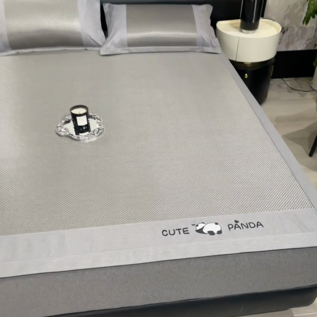 91家纺网 家纺一手货源 找家纺 倾慕家纺 2025新款倾慕刺绣冰藤席 刺绣熊猫灰色床笠款