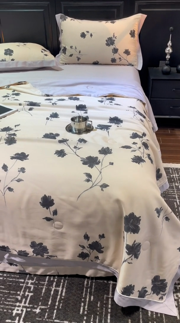 91家纺网 家纺一手货源 找家纺 金喜 2025新款天丝夏被夏凉被薄被子套件数码印花夏被四件套 郁静墨花