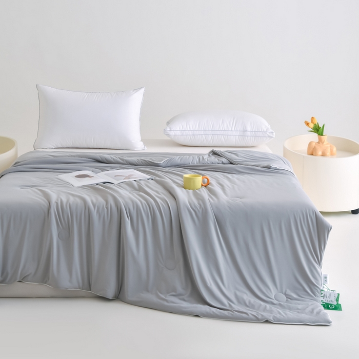 91家纺网 家纺一手货源 找家纺 圣尔雅2025新款A类高克重锦纶氨纶黑科技凉感夏被冰激凌空调被夏凉被 太空灰