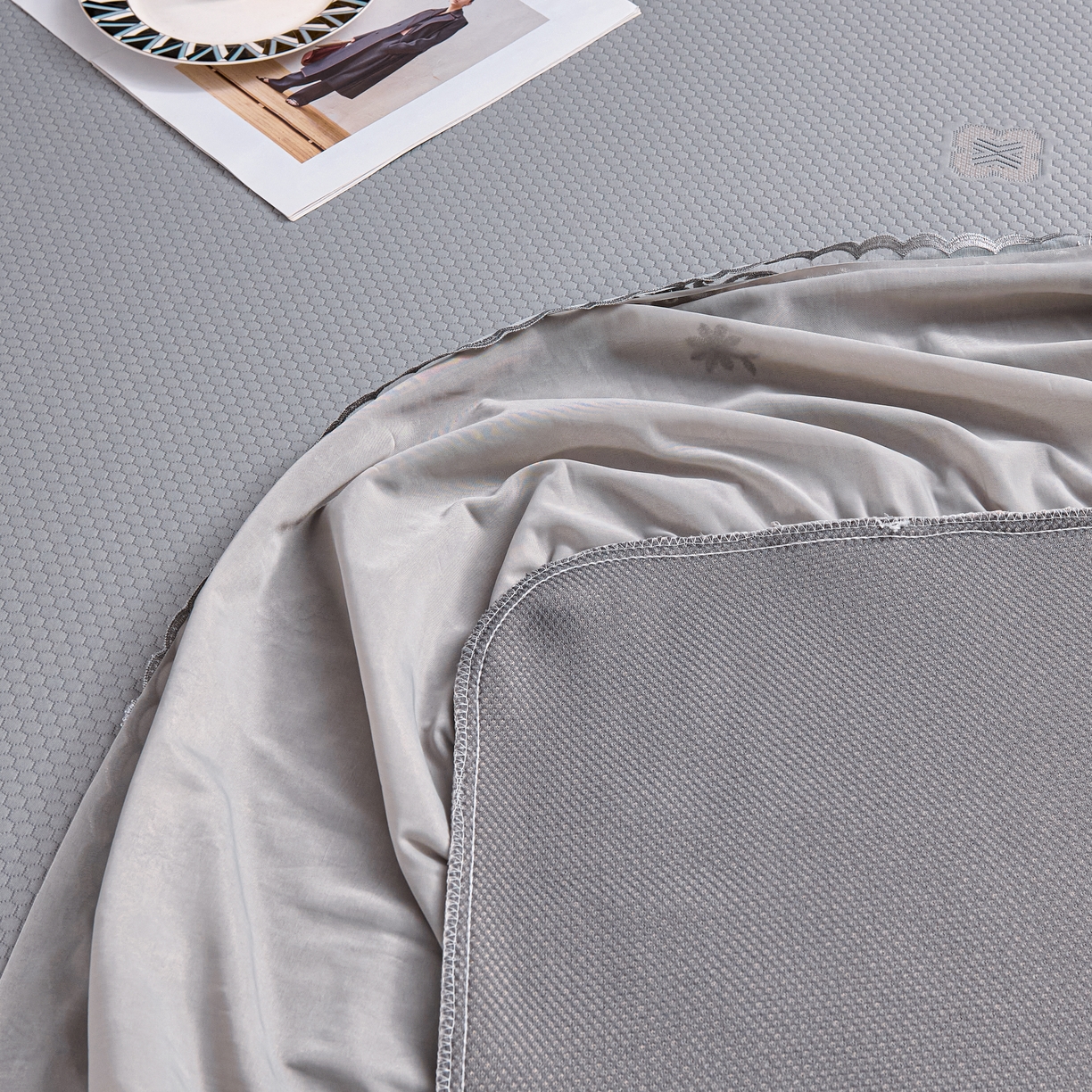 91家纺网 家纺一手货源 找家纺 青雅席业 2025年新款凉感因子母婴级凉感丝豆豆席床裙款 床裙香奈儿-灰