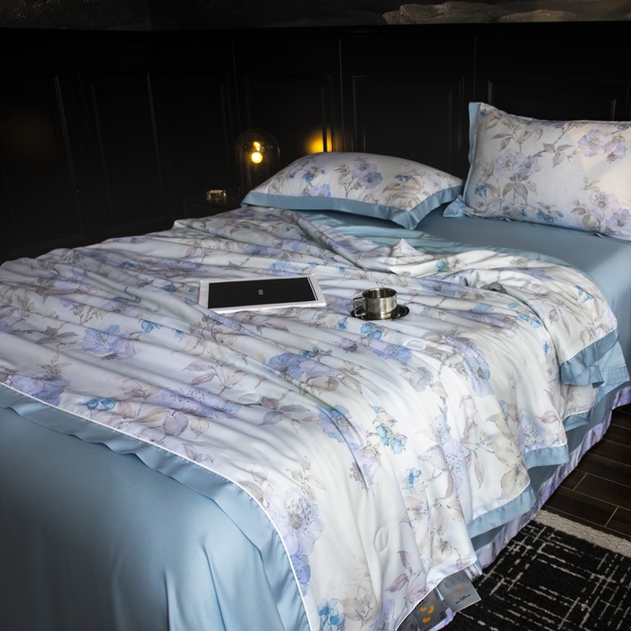 91家纺网 家纺一手货源 找家纺 金喜 2025新款天丝夏被夏凉被薄被子套件数码印花夏被四件套 悠蓝挽夏