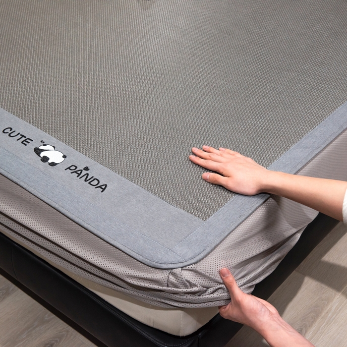 91家纺网 家纺一手货源 找家纺 倾慕家纺 2025新款倾慕刺绣冰藤席 刺绣熊猫灰色床笠款