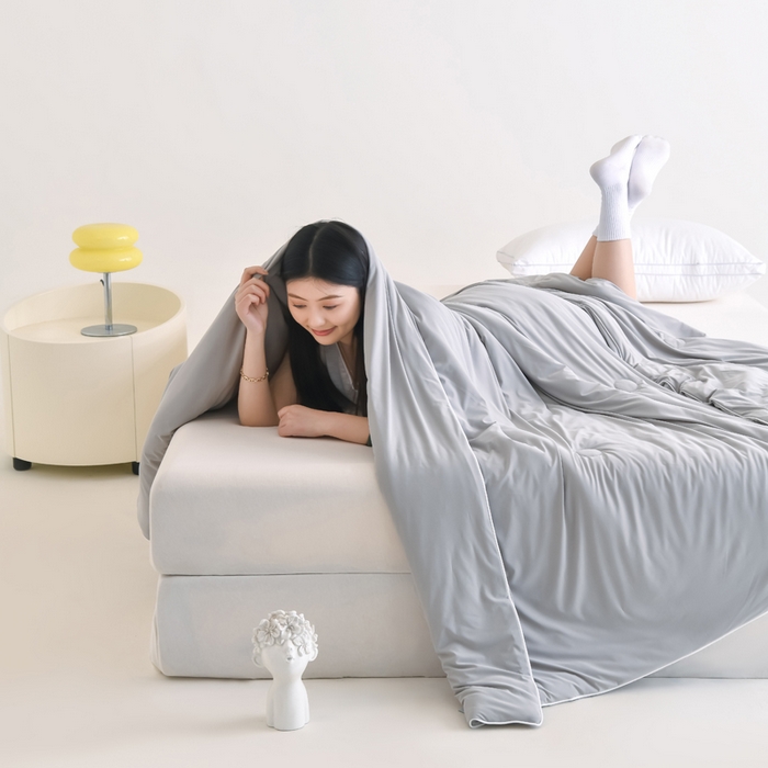 91家纺网 家纺一手货源 找家纺 圣尔雅2025新款A类高克重锦纶氨纶黑科技凉感夏被冰激凌空调被夏凉被 太空灰