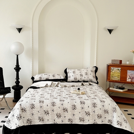 韩秀家纺 2025法式赫本风四季跑量款花边夹棉床盖加厚水洗棉泡泡棉糯感印花韩版床盖三件套小清新榻榻米绗缝床盖夹棉床盖纯色床盖印花床盖 紫薇