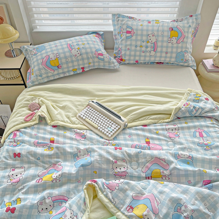 91家纺网 家纺一手货源 找家纺 富艺隆 2025新款水洗棉印花夏被 蛋糕小猫蓝