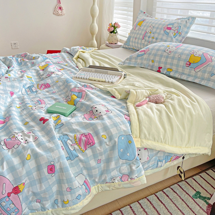 91家纺网 家纺一手货源 找家纺 富艺隆 2025新款水洗棉印花夏被 蛋糕小猫蓝