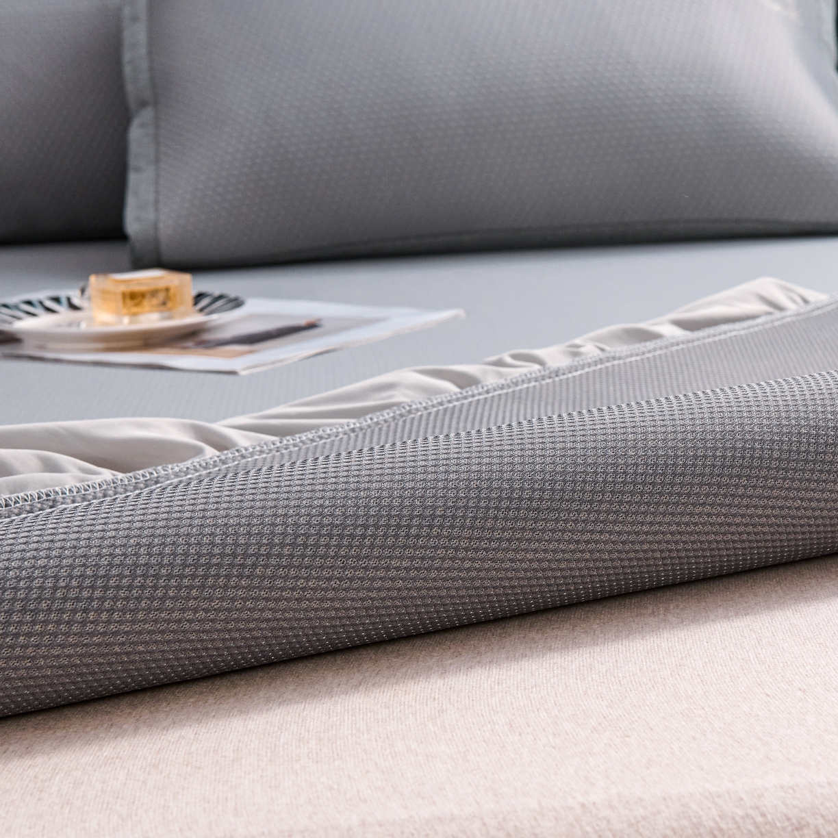 91家纺网 家纺一手货源 找家纺 青雅席业 2025年新款凉感因子母婴级凉感丝豆豆席床裙款 床裙香奈儿-灰