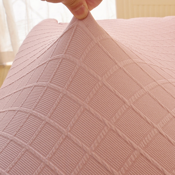 91家纺网 家纺一手货源 找家纺 启博家纺 2025新款菱形格功能款毛毛虫沙发套 桃粉