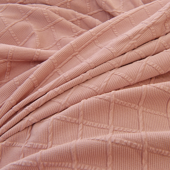 91家纺网 家纺一手货源 找家纺 启博家纺 2025新款菱形格功能款毛毛虫沙发套 桃粉