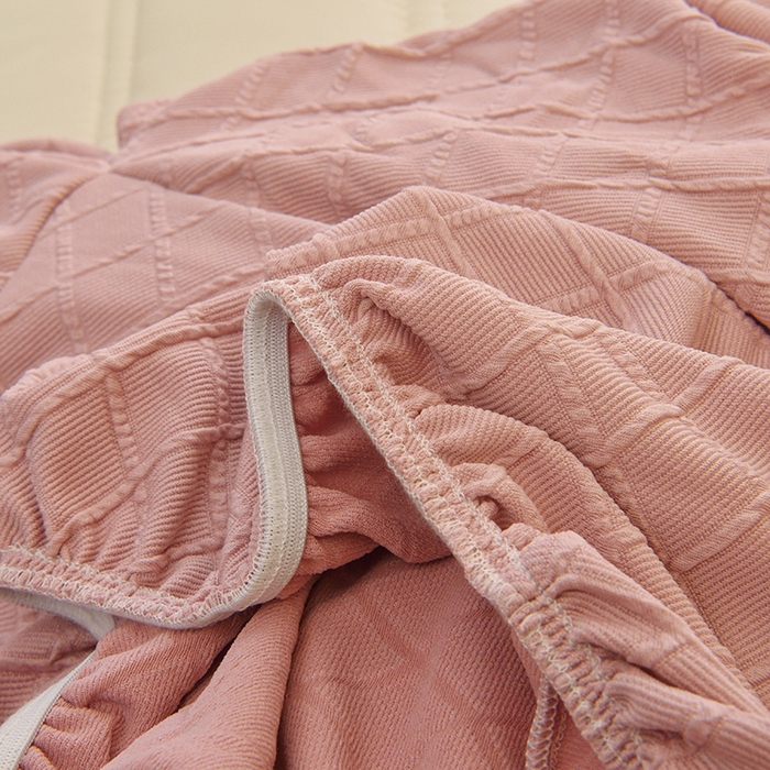 91家纺网 家纺一手货源 找家纺 启博家纺 2025新款菱形格功能款毛毛虫沙发套 桃粉