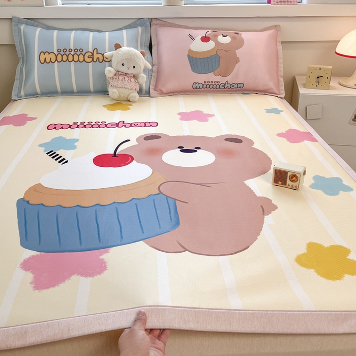 91家纺网 家纺一手货源 找家纺 博雅 2025新款miiiiichan正版权A类大版数码印花1200D冰丝凉席席子 奶油小熊