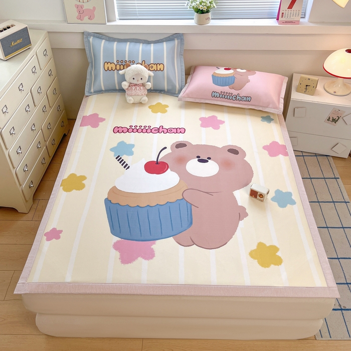 91家纺网 家纺一手货源 找家纺 博雅 2025新款miiiiichan正版权A类大版数码印花1200D冰丝凉席席子 奶油小熊