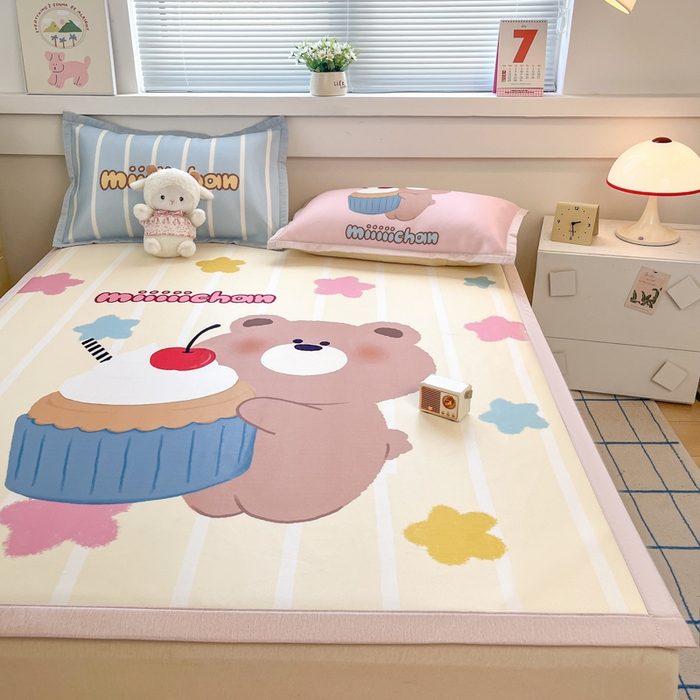 91家纺网 家纺一手货源 找家纺 博雅 2025新款miiiiichan正版权A类大版数码印花1200D冰丝凉席席子 奶油小熊