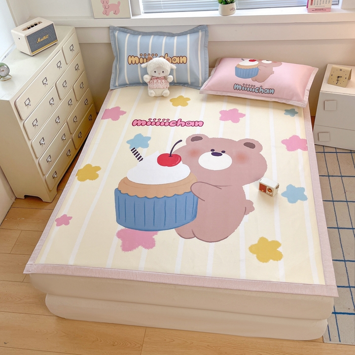 91家纺网 家纺一手货源 找家纺 博雅 2025新款miiiiichan正版权A类大版数码印花1200D冰丝凉席席子 奶油小熊