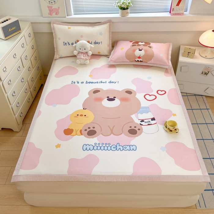 91家纺网 家纺一手货源 找家纺 博雅 2025新款miiiiichan正版权A类大版数码印花1200D冰丝凉席席子 牛奶小熊