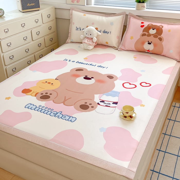 91家纺网 家纺一手货源 找家纺 博雅 2025新款miiiiichan正版权A类大版数码印花1200D冰丝凉席席子 牛奶小熊