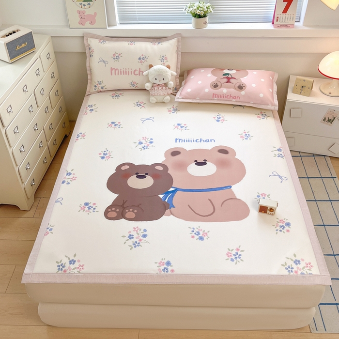 91家纺网 家纺一手货源 找家纺 博雅 2025新款miiiiichan正版权A类大版数码印花1200D冰丝凉席席子 花束熊