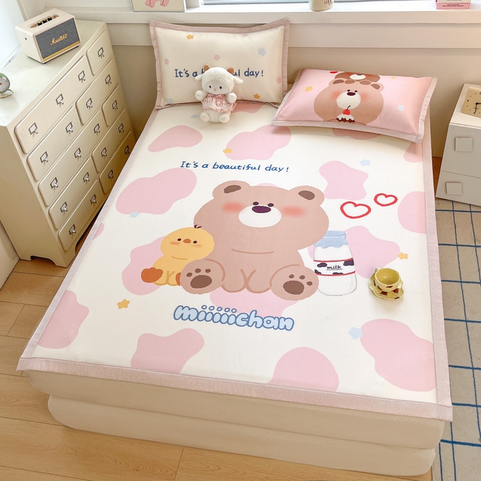 91家纺网 家纺一手货源 找家纺 博雅 2025新款miiiiichan正版权A类大版数码印花1200D冰丝凉席席子 牛奶小熊