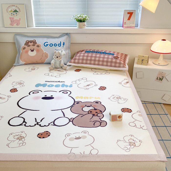 91家纺网 家纺一手货源 找家纺 博雅 2025新款miiiiichan正版权A类大版数码印花1200D冰丝凉席席子 贪吃熊