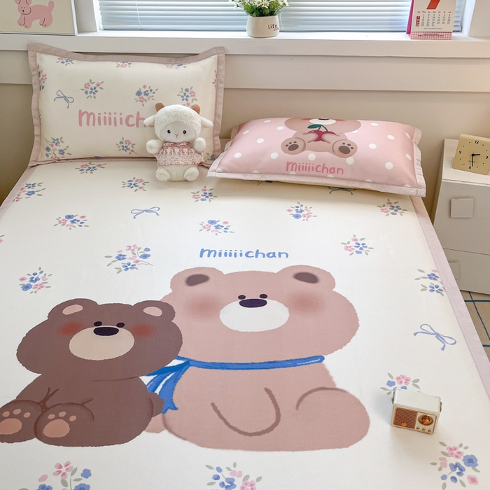 91家纺网 家纺一手货源 找家纺 博雅 2025新款miiiiichan正版权A类大版数码印花1200D冰丝凉席席子 花束熊