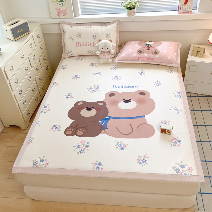 91家纺网 家纺一手货源 找家纺 博雅 2025新款miiiiichan正版权A类大版数码印花1200D冰丝凉席席子 花束熊