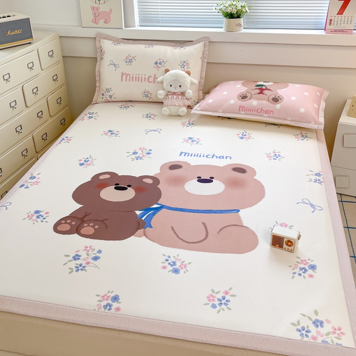 91家纺网 家纺一手货源 找家纺 博雅 2025新款miiiiichan正版权A类大版数码印花1200D冰丝凉席席子 花束熊