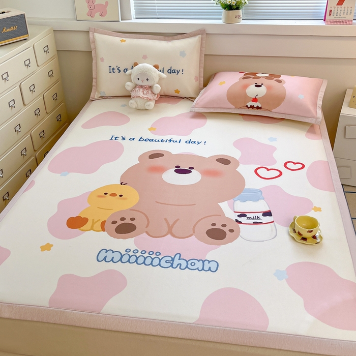 91家纺网 家纺一手货源 找家纺 博雅 2025新款miiiiichan正版权A类大版数码印花1200D冰丝凉席席子 牛奶小熊