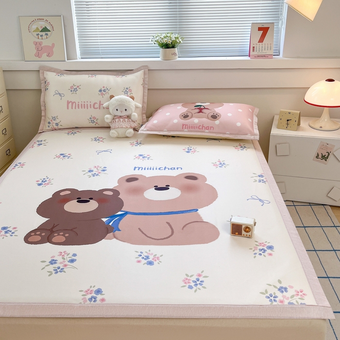 91家纺网 家纺一手货源 找家纺 博雅 2025新款miiiiichan正版权A类大版数码印花1200D冰丝凉席席子 花束熊