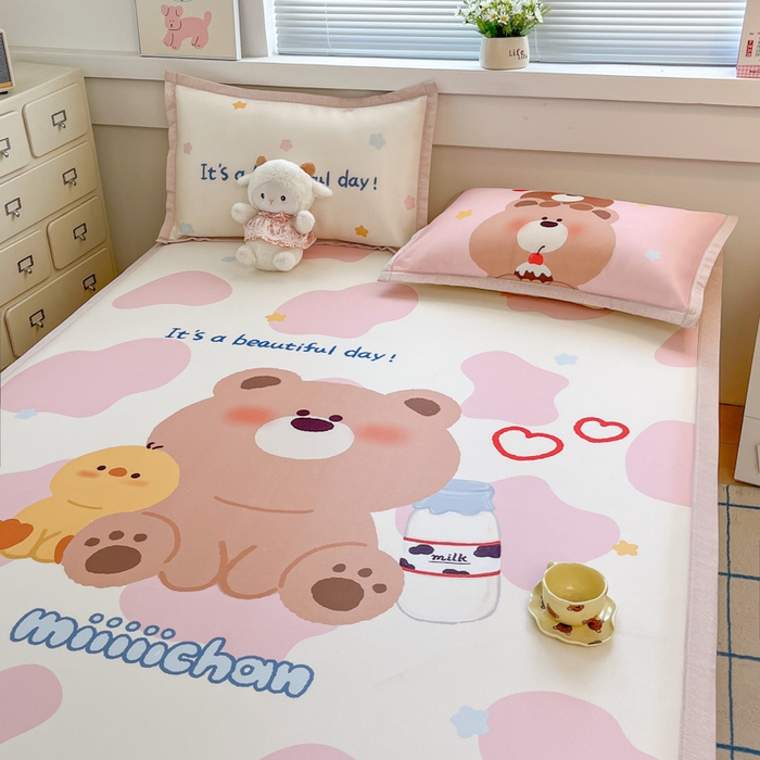 91家纺网 家纺一手货源 找家纺 博雅 2025新款miiiiichan正版权A类大版数码印花1200D冰丝凉席席子 牛奶小熊