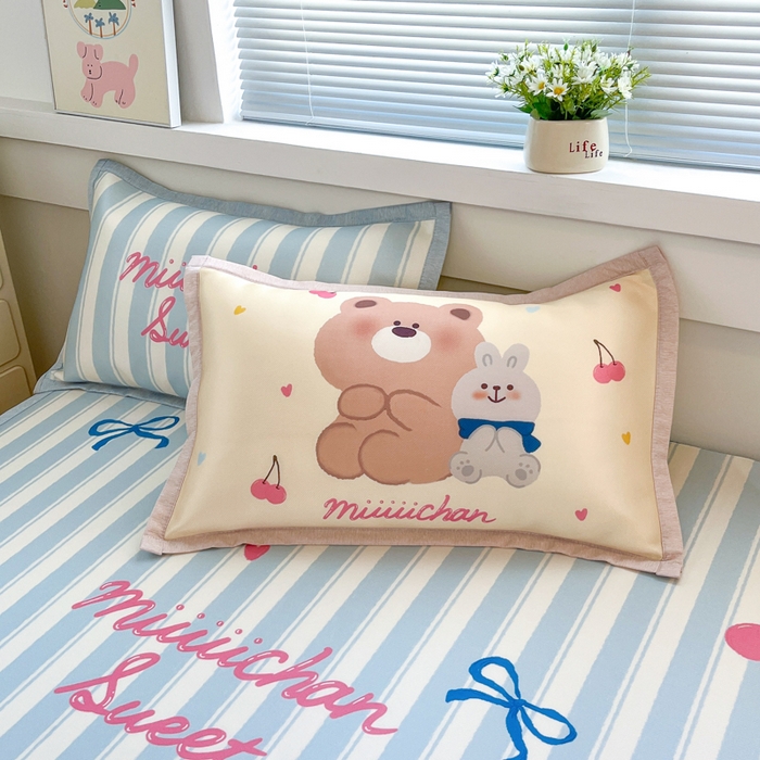 91家纺网 家纺一手货源 找家纺 博雅 2025新款miiiiichan正版权A类大版数码印花1200D冰丝凉席席子 樱桃小熊