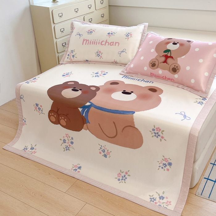 91家纺网 家纺一手货源 找家纺 博雅 2025新款miiiiichan正版权A类大版数码印花1200D冰丝凉席席子 花束熊