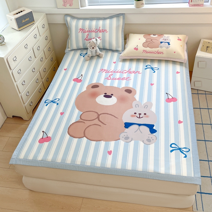 91家纺网 家纺一手货源 找家纺 博雅 2025新款miiiiichan正版权A类大版数码印花1200D冰丝凉席席子 樱桃小熊