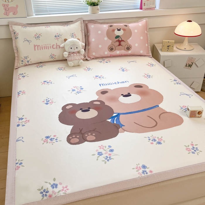 91家纺网 家纺一手货源 找家纺 博雅 2025新款miiiiichan正版权A类大版数码印花1200D冰丝凉席席子 花束熊